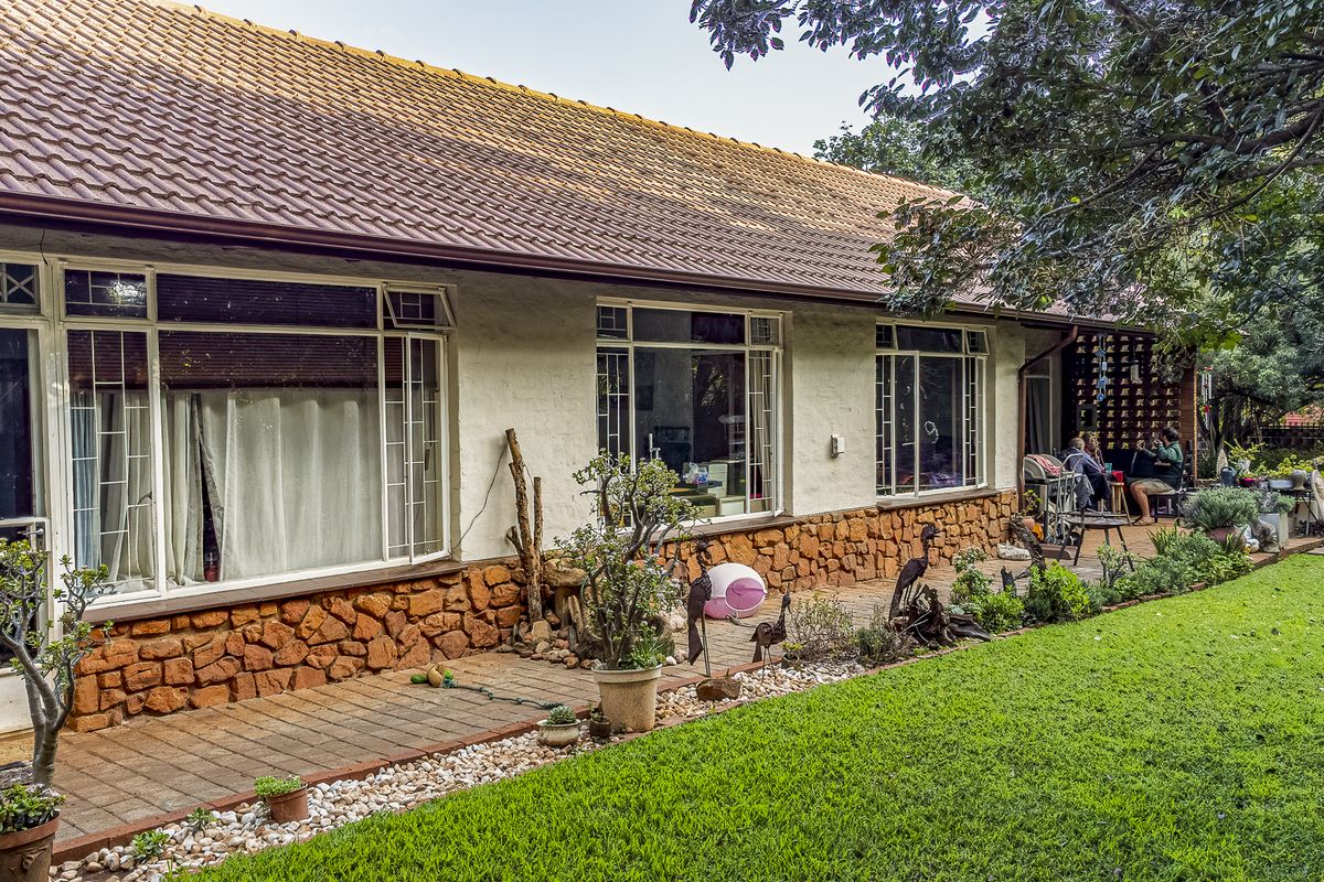 3 Bedroom 2 Bathroom House –  Great Space @ 199 sqm - Murrayfield! - Photo 3
