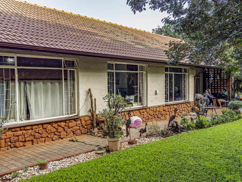 3 Bedroom 2 Bathroom House –  Great Space @ 199 sqm - Murrayfield! - Photo 3