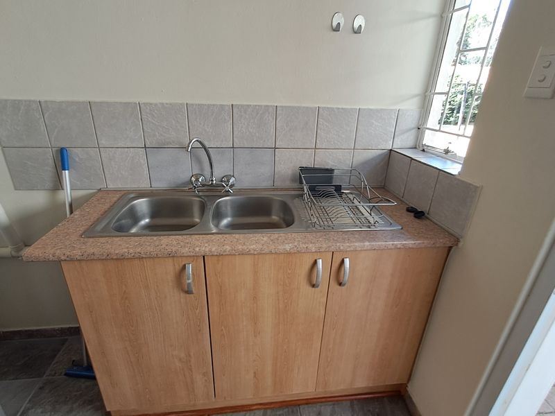 3 Bedroom 2 Bathroom House –  Great Space @ 199 sqm - Murrayfield! - Photo 6