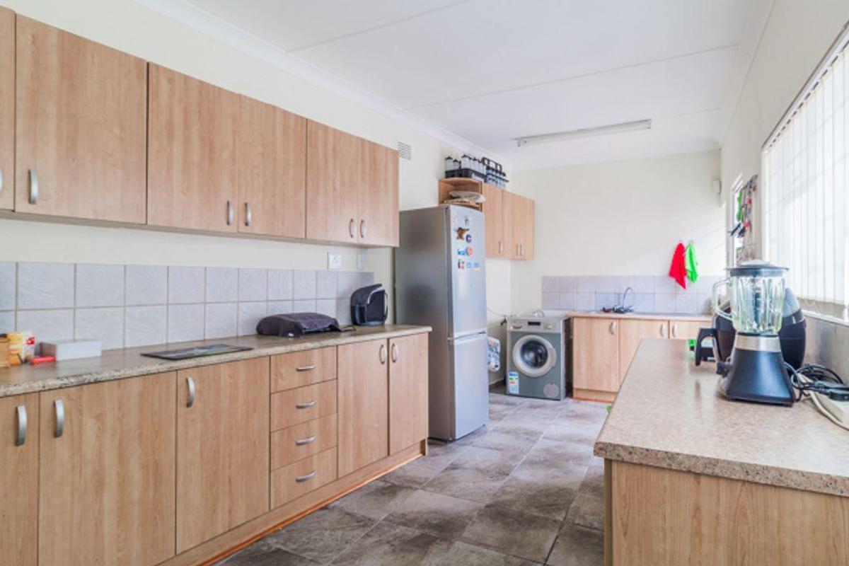 3 Bedroom 2 Bathroom House –  Great Space @ 199 sqm - Murrayfield! - Photo 5