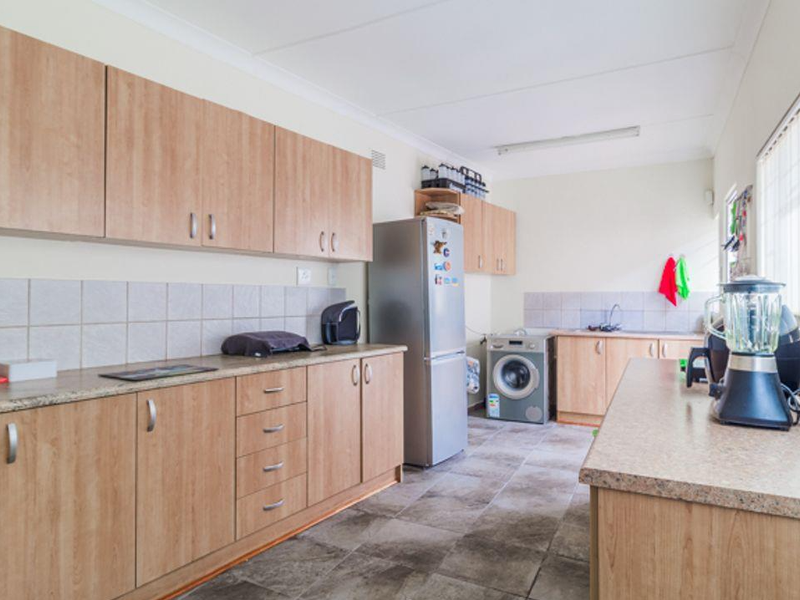 3 Bedroom 2 Bathroom House –  Great Space @ 199 sqm - Murrayfield! - Photo 5