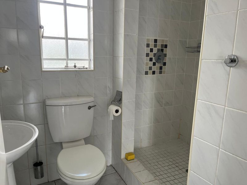 Modern 2 Bedroom First Floor Apartment with Garage in Secure Complex - Photo 9