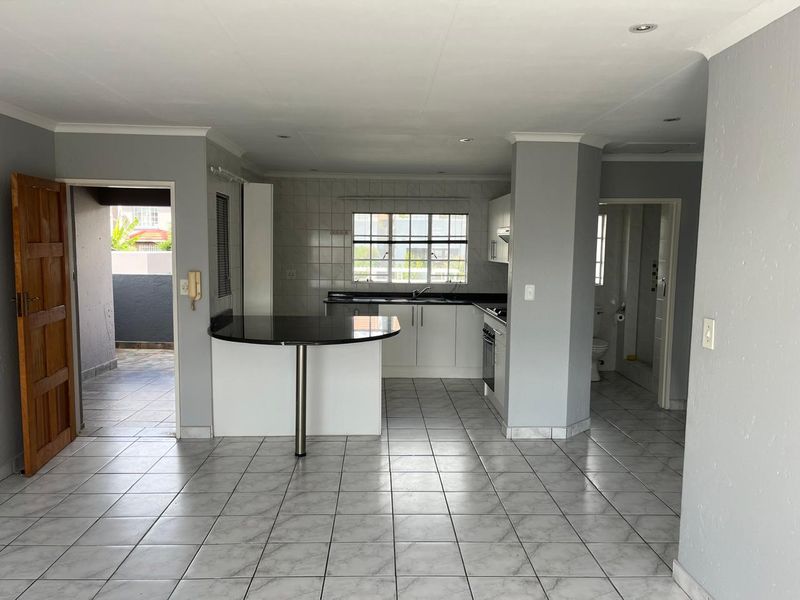 Modern 2 Bedroom First Floor Apartment with Garage in Secure Complex - Photo 2