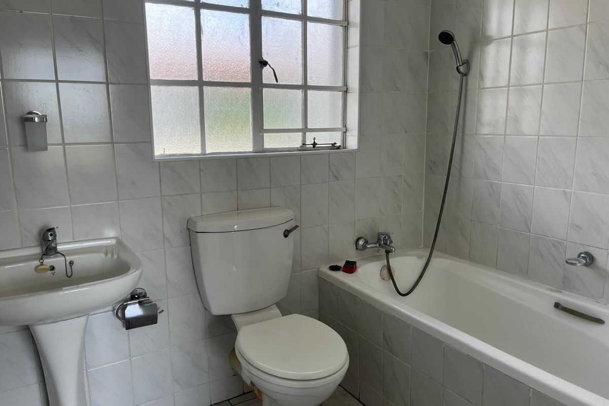 Modern 2 Bedroom First Floor Apartment with Garage in Secure Complex - Photo 4
