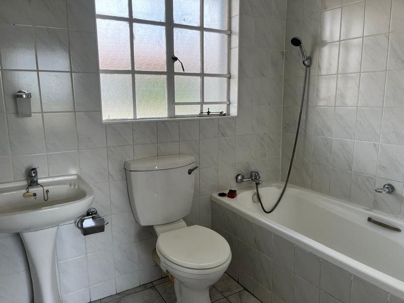Modern 2 Bedroom First Floor Apartment with Garage in Secure Complex - Photo 4