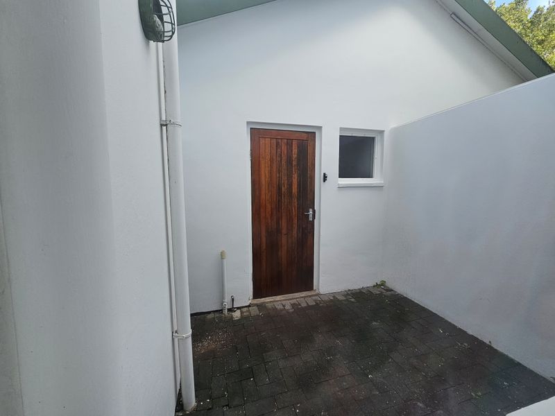 Bonza Bay - Lovely Duplex Townhouse in tranquil suburb - Photo 5