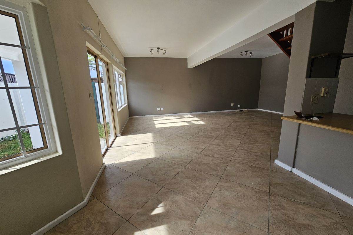 Bonza Bay - Lovely Duplex Townhouse in tranquil suburb - Photo 3
