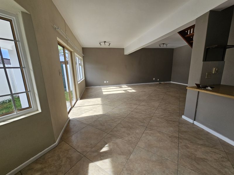 Bonza Bay - Lovely Duplex Townhouse in tranquil suburb - Photo 3