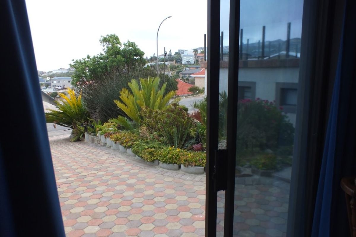 Luxurious coastal home with panoramic sea views - Photo 2