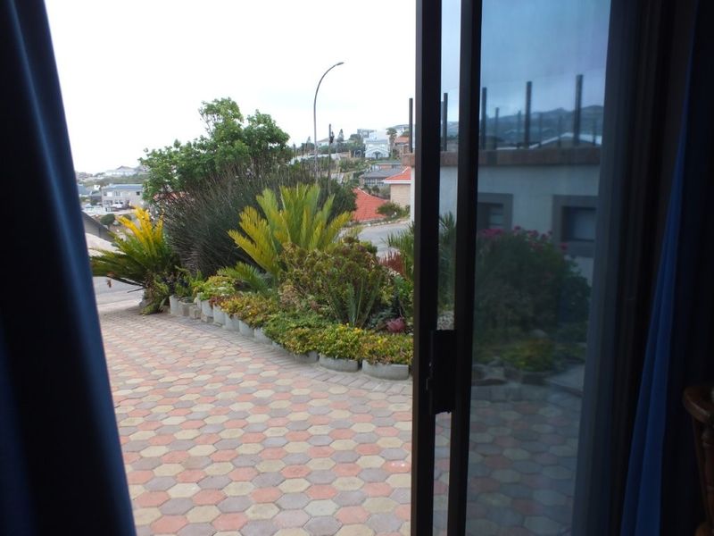 Luxurious coastal home with panoramic sea views - Photo 2