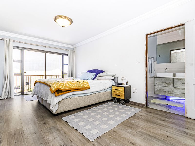 Exquisite Family Home - Photo 2