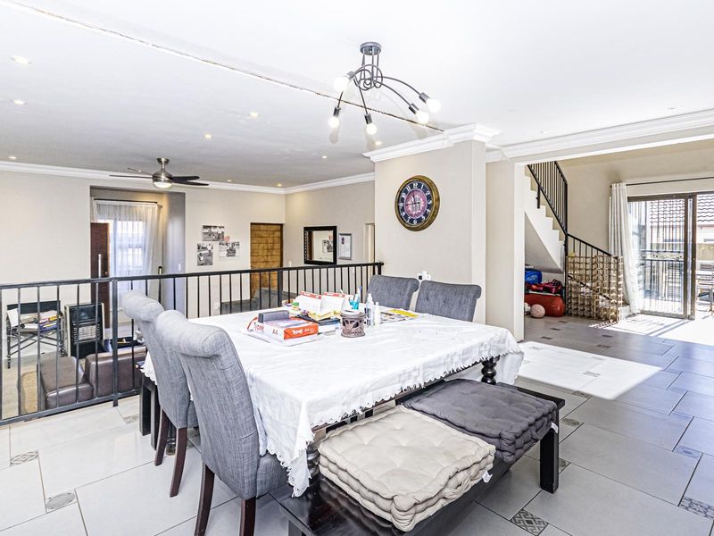 Exquisite Family Home - Photo 7