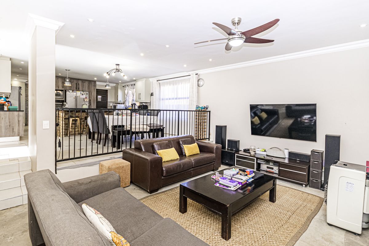 Exquisite Family Home - Photo 5