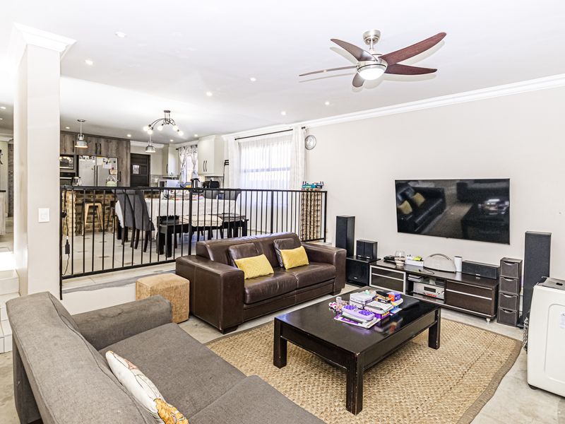 Exquisite Family Home - Photo 5