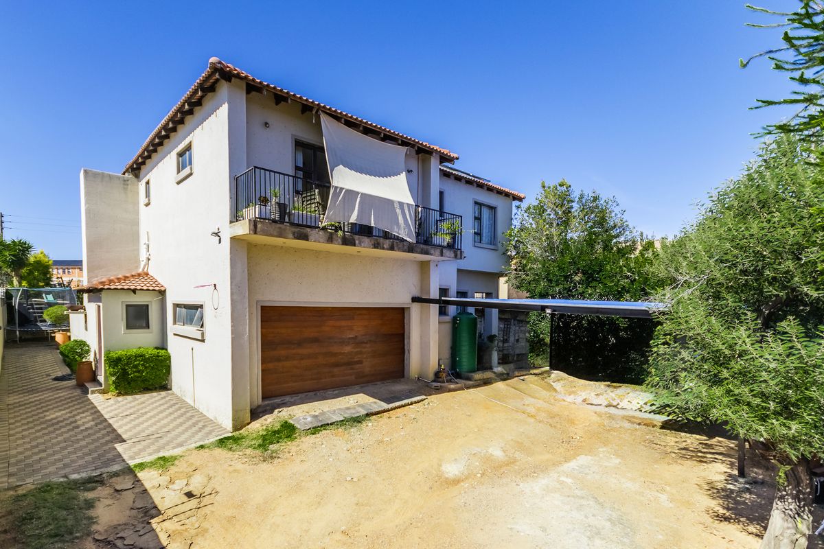 Exquisite Family Home - Photo 3