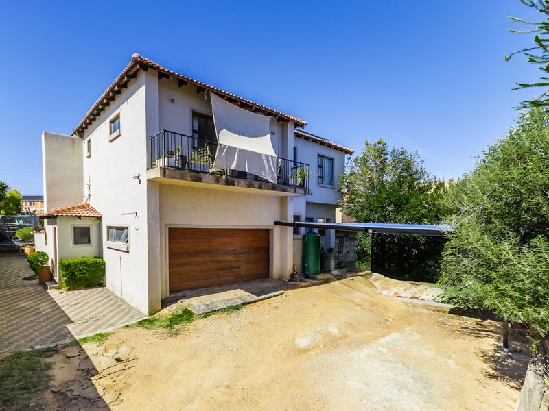 Exquisite Family Home - Photo 3
