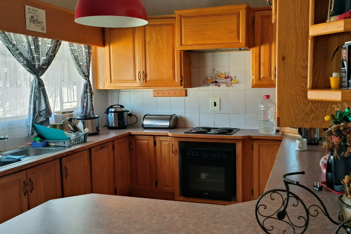 3 BEDROOM HOME FOR SALE A FAMILY LIVING AND ENTERTAINMENT IN STILFONTEIN CLOSE TO THE MALL!! - Photo 2