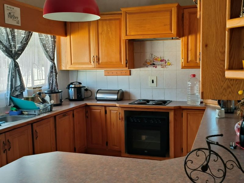 3 BEDROOM HOME FOR SALE A FAMILY LIVING AND ENTERTAINMENT IN STILFONTEIN CLOSE TO THE MALL!! - Photo 2