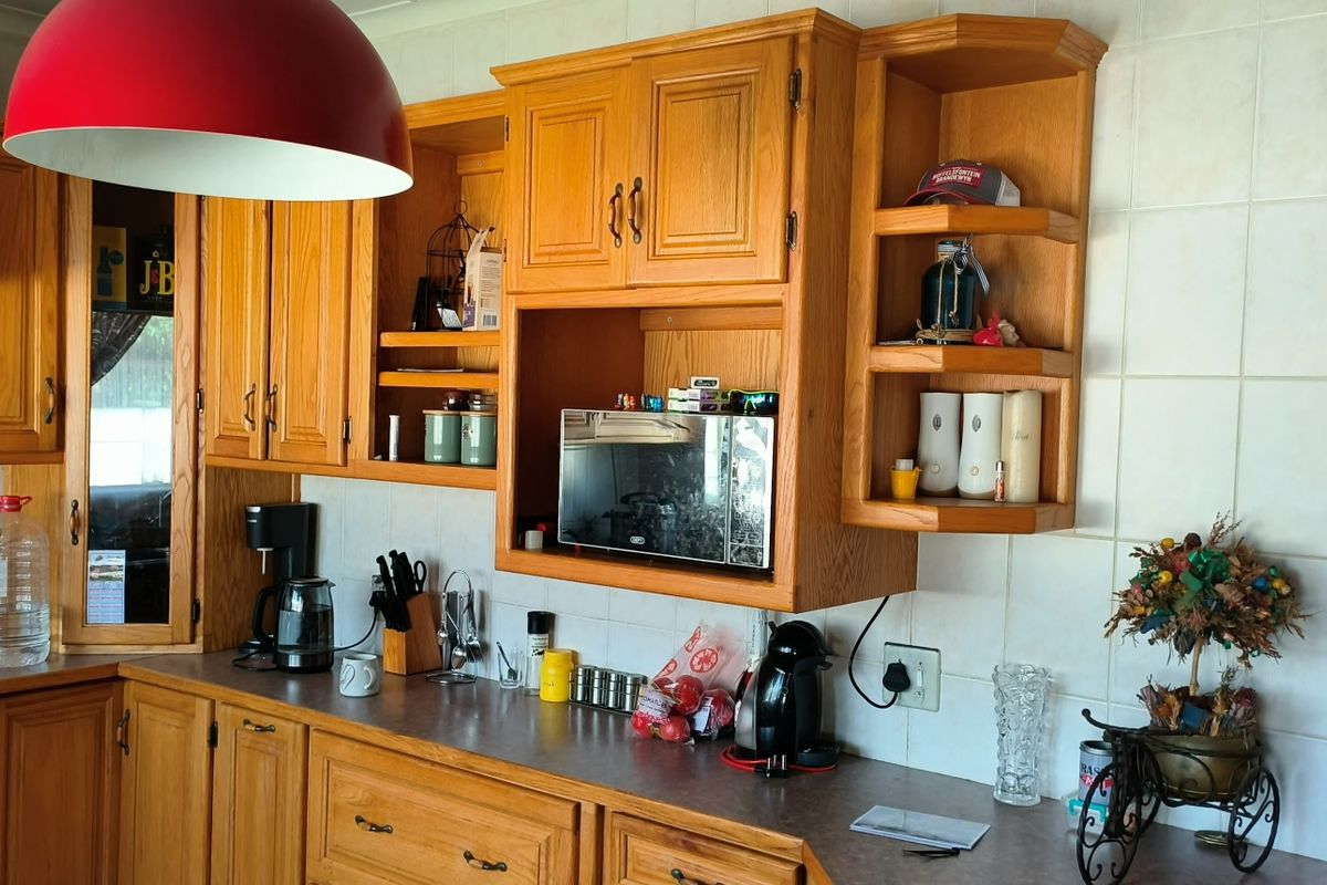 3 BEDROOM HOME FOR SALE A FAMILY LIVING AND ENTERTAINMENT IN STILFONTEIN CLOSE TO THE MALL!! - Photo 3