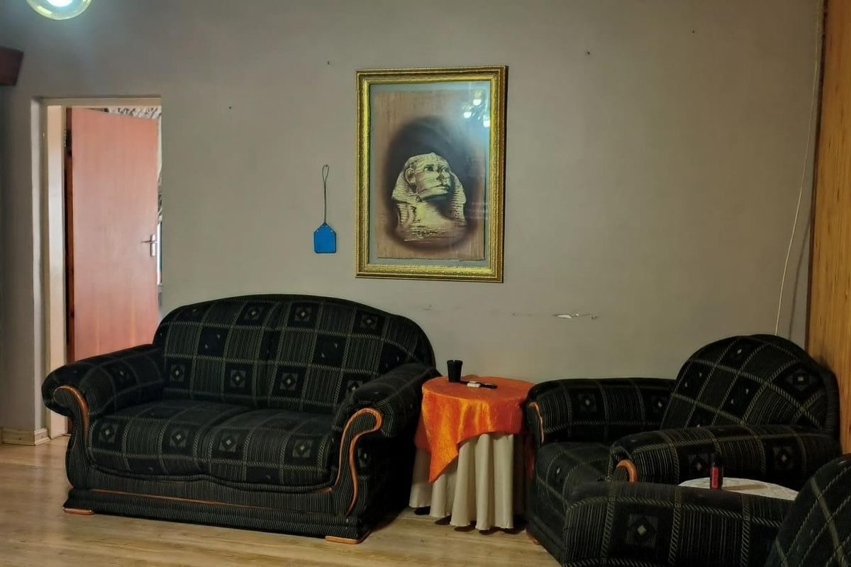 3 BEDROOM HOME FOR SALE A FAMILY LIVING AND ENTERTAINMENT IN STILFONTEIN CLOSE TO THE MALL!! - Photo 4
