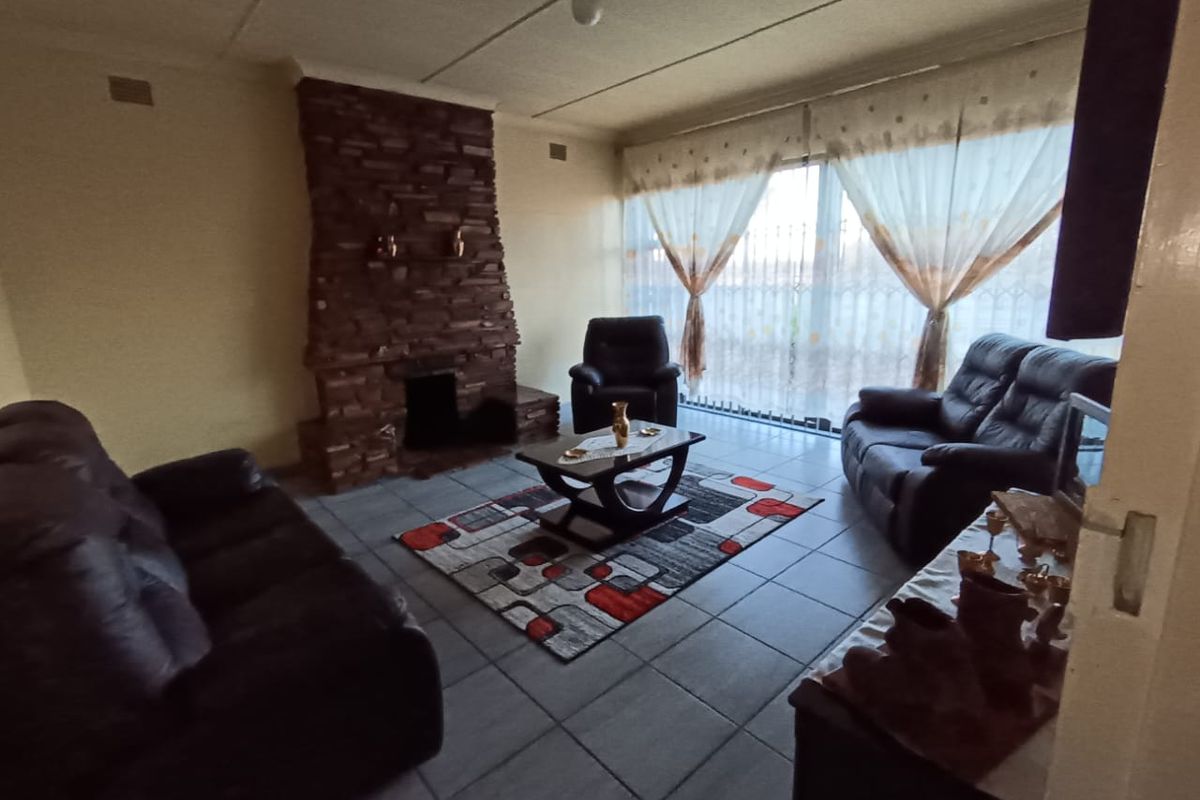 Massive 2419m2 Property with Double Dwelling , Pool, Garden and Secure parking. - Photo 2