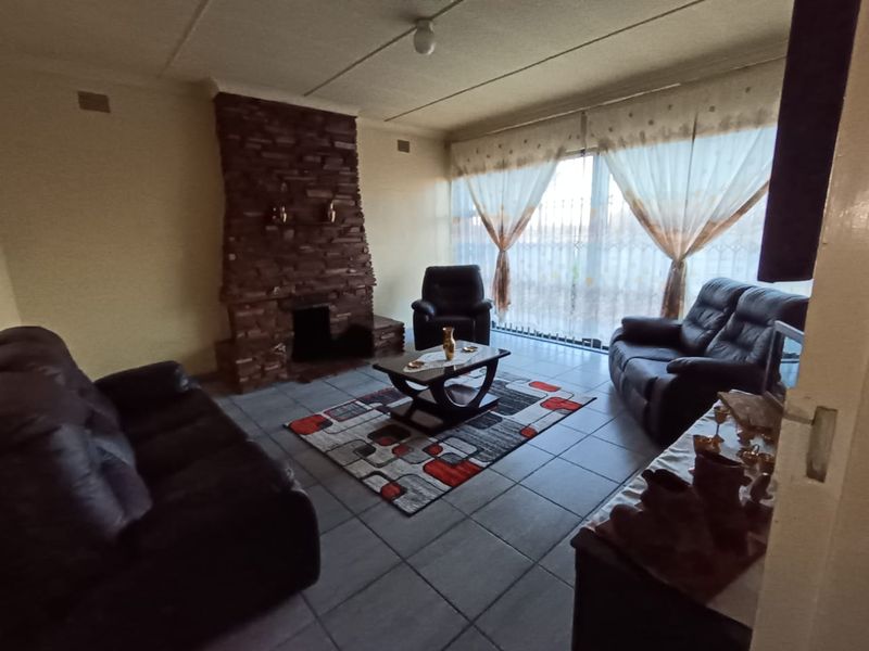 Massive 2419m2 Property with Double Dwelling , Pool, Garden and Secure parking. - Photo 2