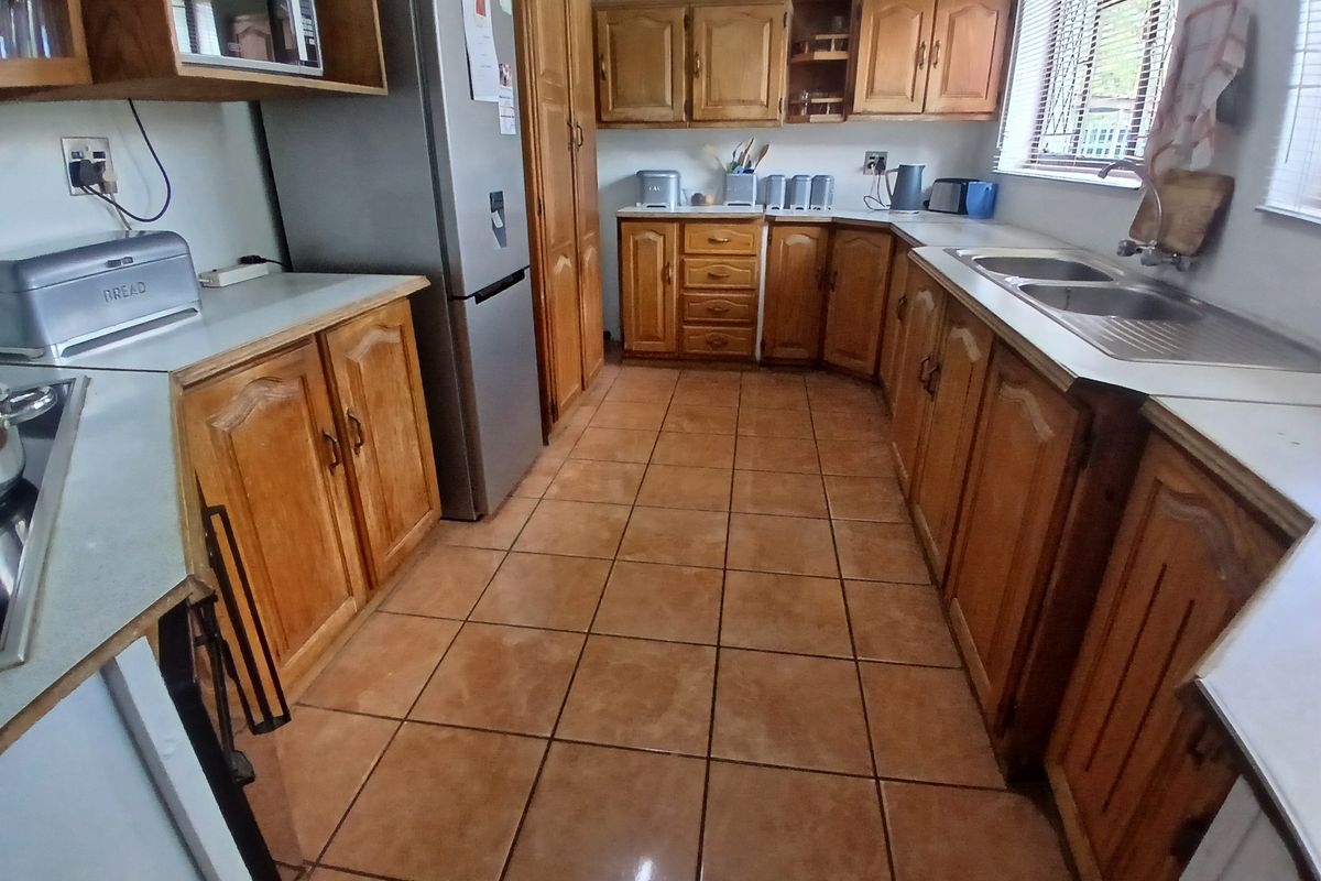 Massive 2419m2 Property with Double Dwelling , Pool, Garden and Secure parking. - Photo 4