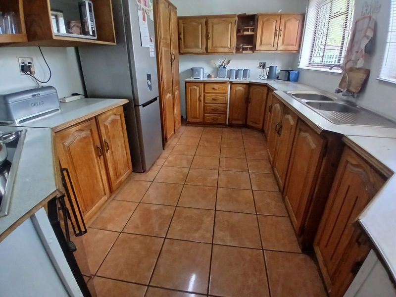 Massive 2419m2 Property with Double Dwelling , Pool, Garden and Secure parking. - Photo 4