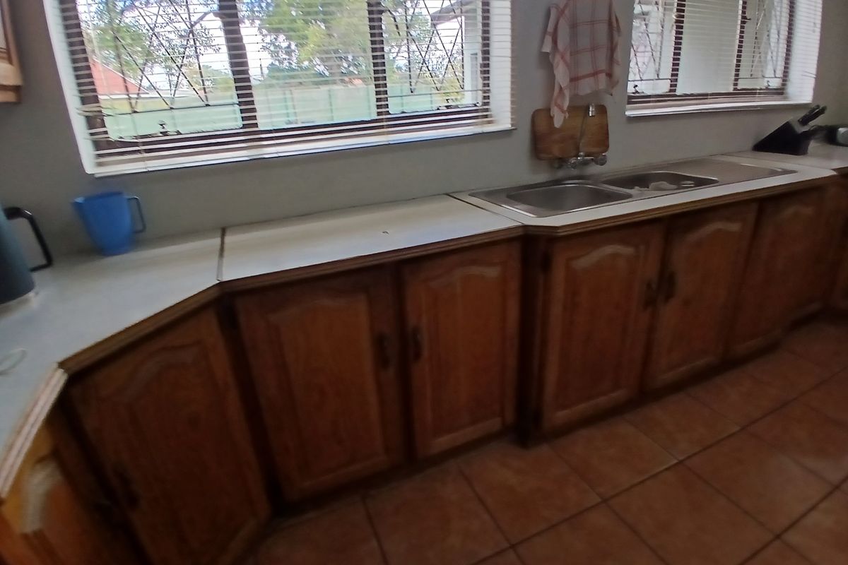 Massive 2419m2 Property with Double Dwelling , Pool, Garden and Secure parking. - Photo 5