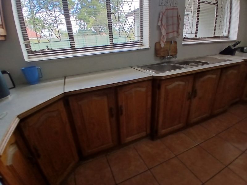 Massive 2419m2 Property with Double Dwelling , Pool, Garden and Secure parking. - Photo 5