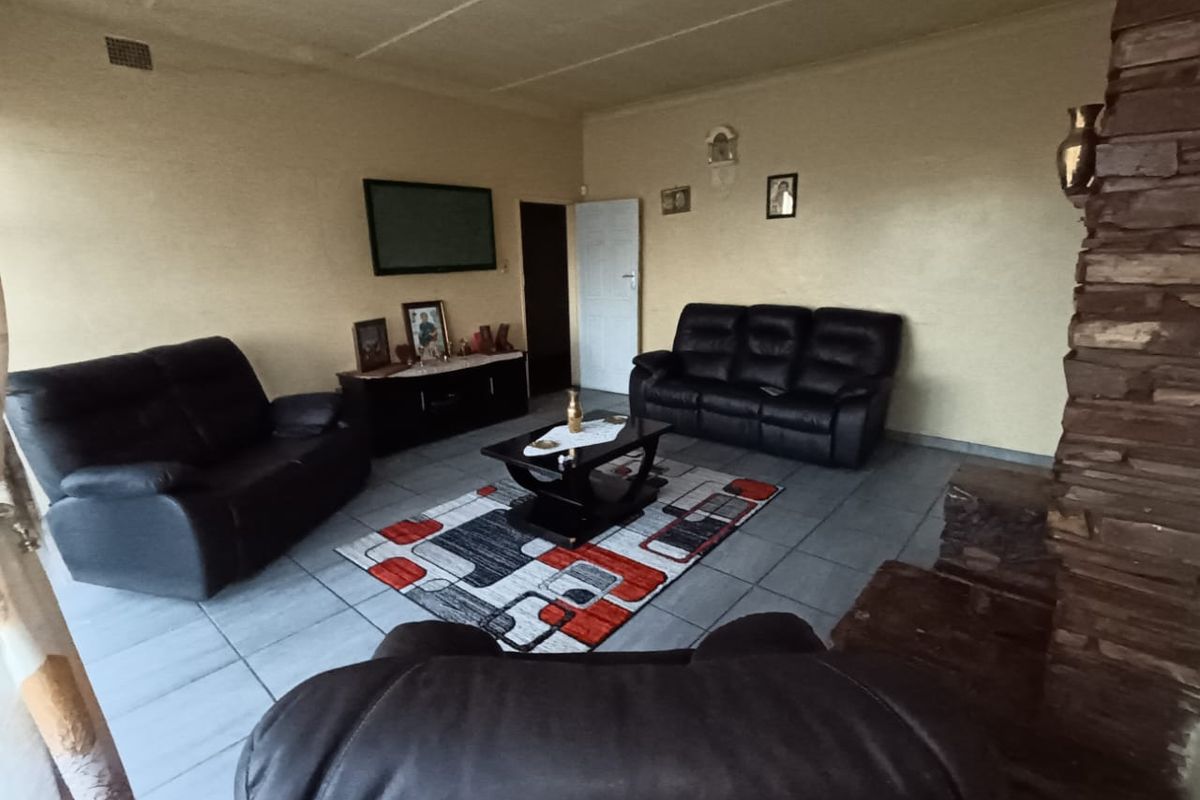 Massive 2419m2 Property with Double Dwelling , Pool, Garden and Secure parking. - Photo 3