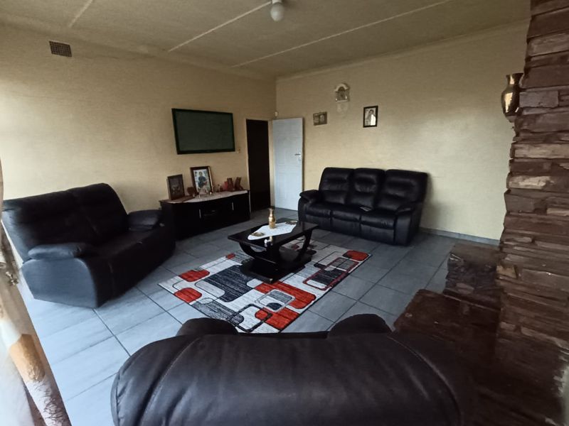 Massive 2419m2 Property with Double Dwelling , Pool, Garden and Secure parking. - Photo 3