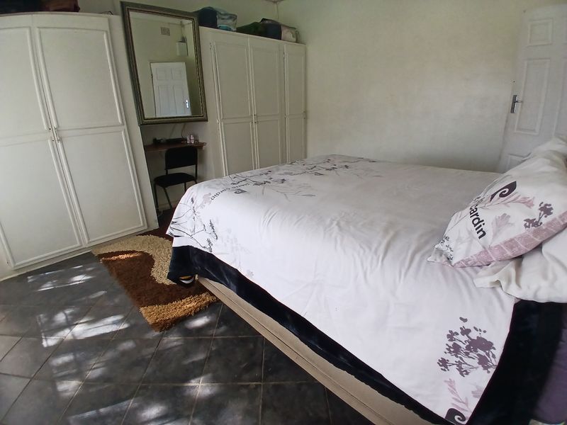 Massive 2419m2 Property with Double Dwelling , Pool, Garden and Secure parking. - Photo 10