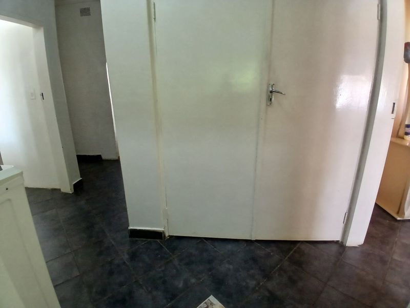 Massive 2419m2 Property with Double Dwelling , Pool, Garden and Secure parking. - Photo 9