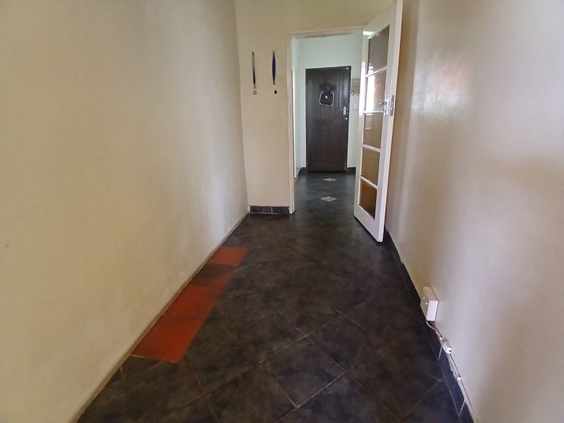 Massive 2419m2 Property with Double Dwelling , Pool, Garden and Secure parking. - Photo 8