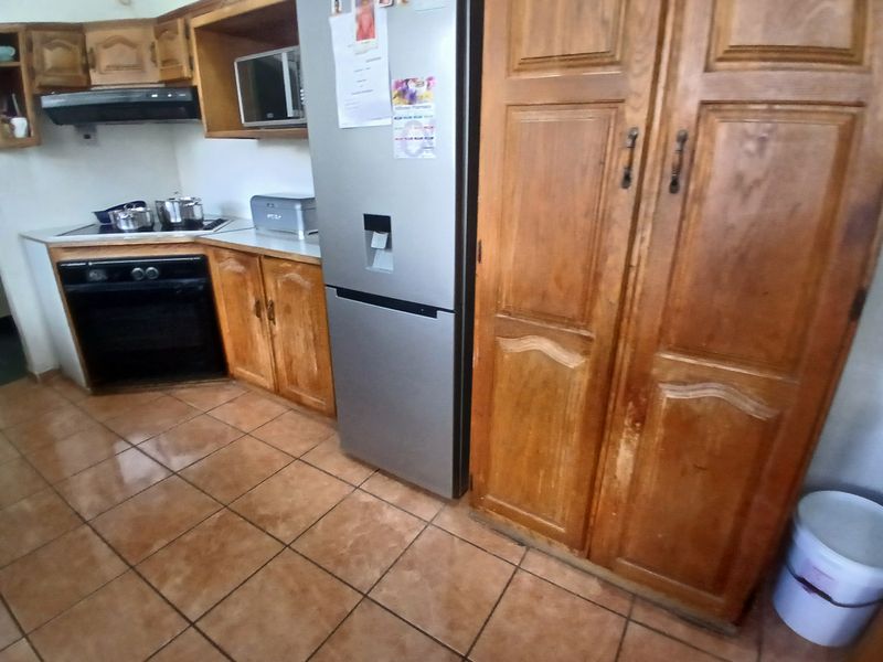 Massive 2419m2 Property with Double Dwelling , Pool, Garden and Secure parking. - Photo 6