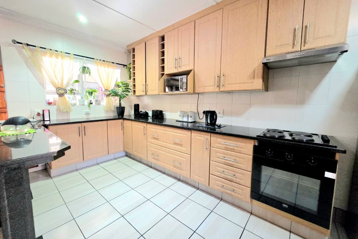 Modern, Move-In Ready Home with Flexible Living Options - Photo 3