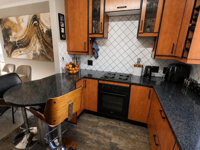 Immaculate family home in Exclusive Estate! - Photo 4