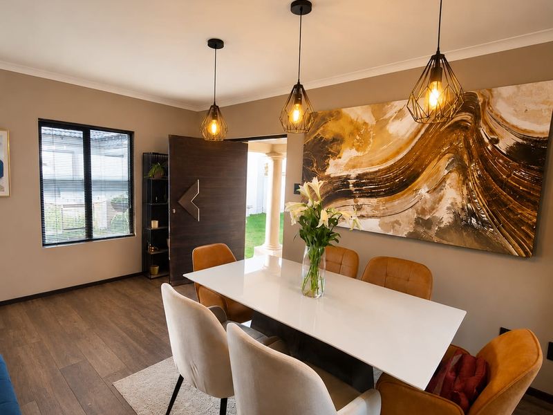 Immaculate family home in Exclusive Estate! - Photo 7
