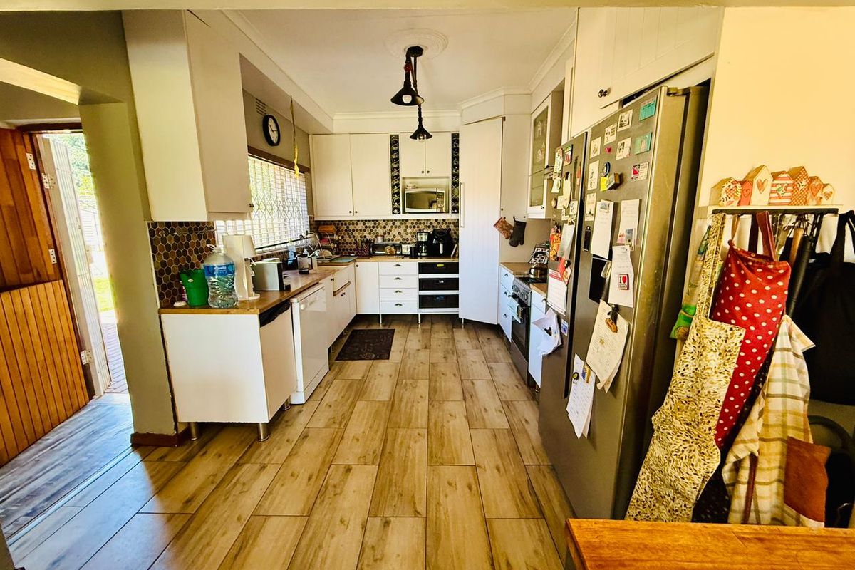 Charming and Versatile Home with Beautiful Garden - Photo 3