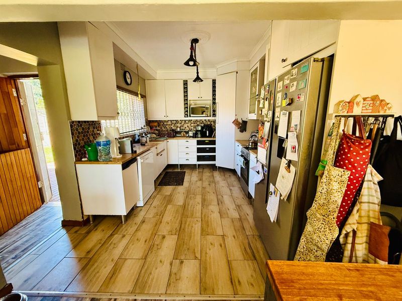 Charming and Versatile Home with Beautiful Garden - Photo 3