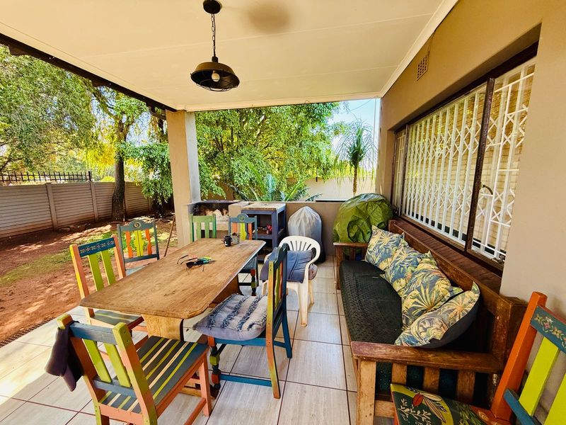 Charming and Versatile Home with Beautiful Garden - Photo 9