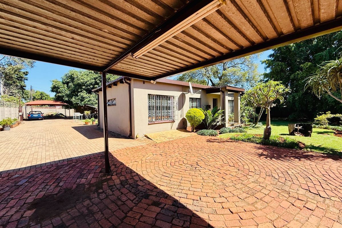 Charming and Versatile Home with Beautiful Garden - Photo 2