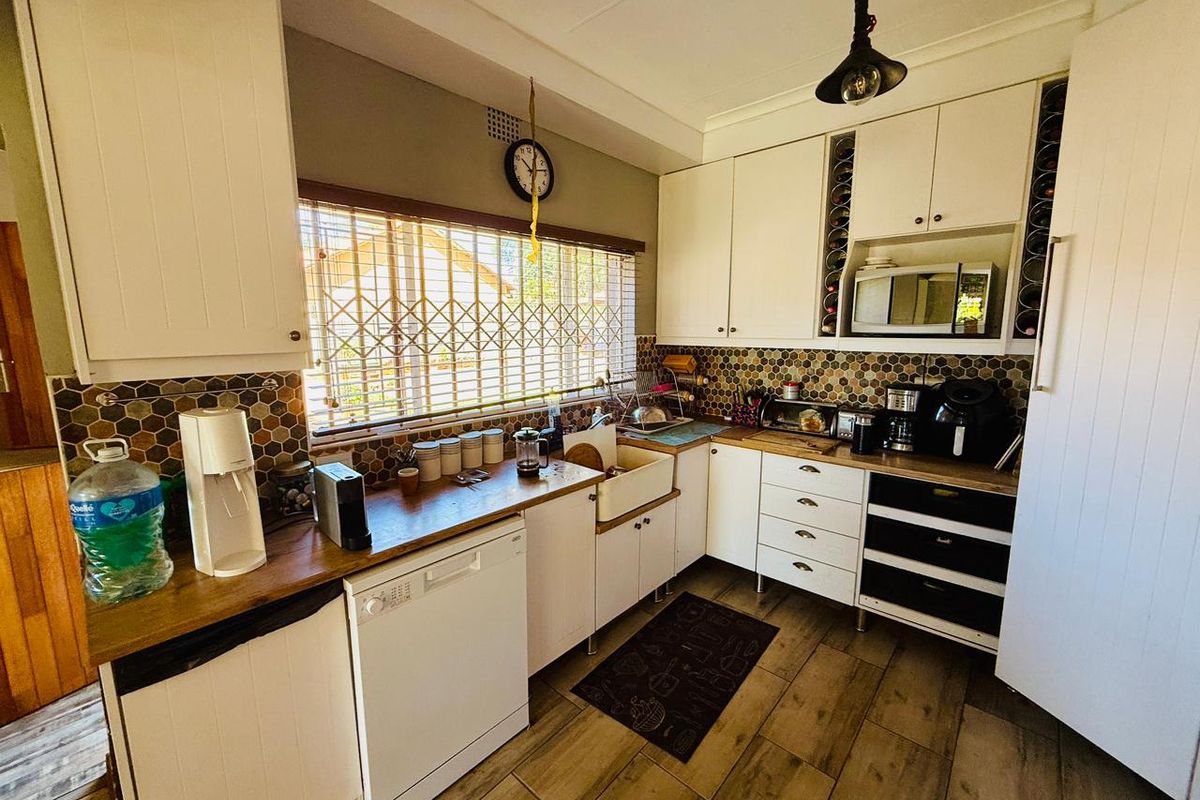 Charming and Versatile Home with Beautiful Garden - Photo 5