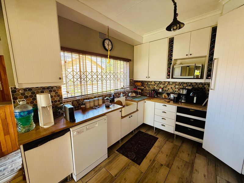 Charming and Versatile Home with Beautiful Garden - Photo 5