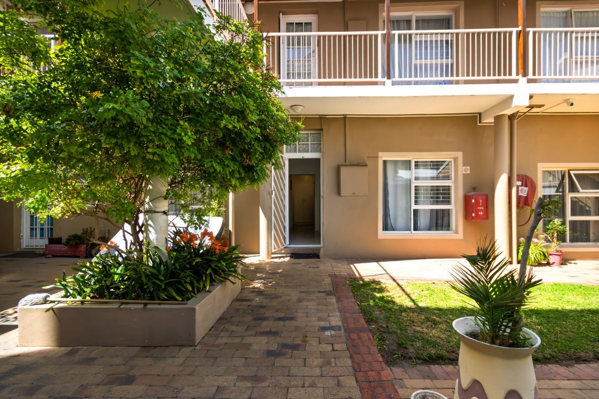 Discover a modern, airy 65sqm ground floor apartment in Strand—ideal for a professional couple. - Photo 5