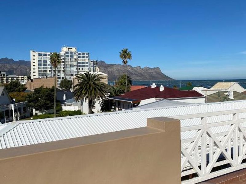 Discover a modern, airy 65sqm ground floor apartment in Strand—ideal for a professional couple. - Photo 1