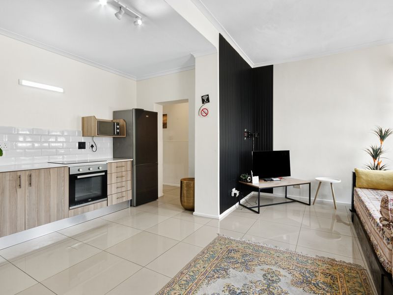 Discover a modern, airy 65sqm ground floor apartment in Strand—ideal for a professional couple. - Photo 8