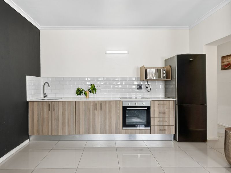 Discover a modern, airy 65sqm ground floor apartment in Strand—ideal for a professional couple. - Photo 7