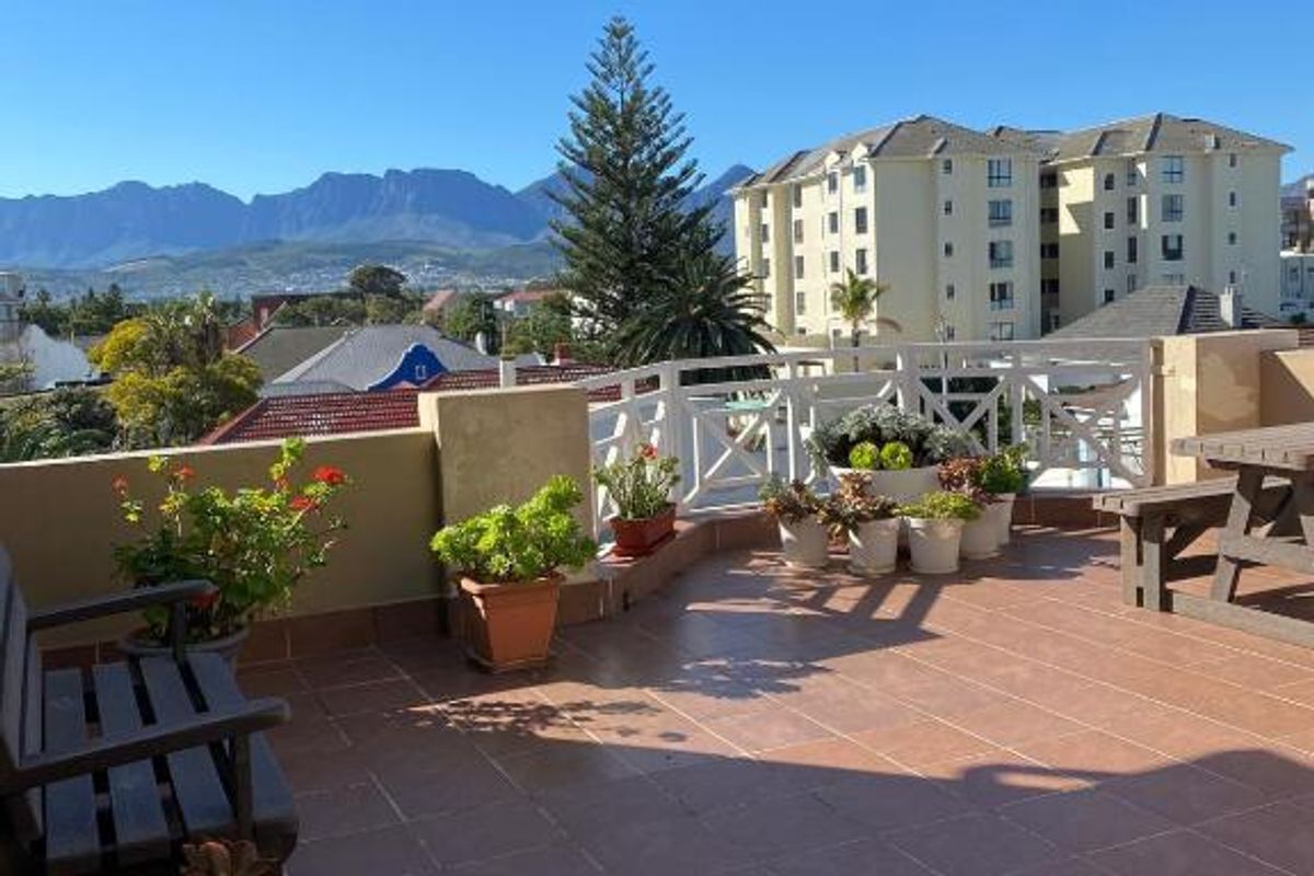 Discover a modern, airy 65sqm ground floor apartment in Strand—ideal for a professional couple. - Photo 2